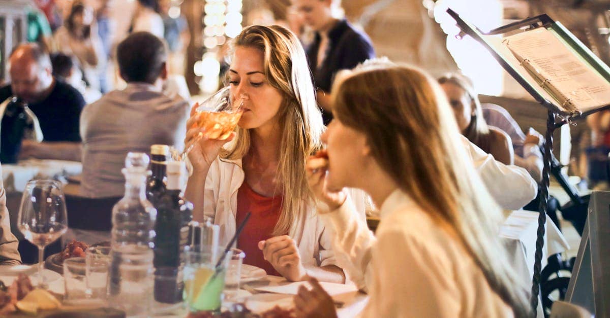 frau die wein trinkt 1