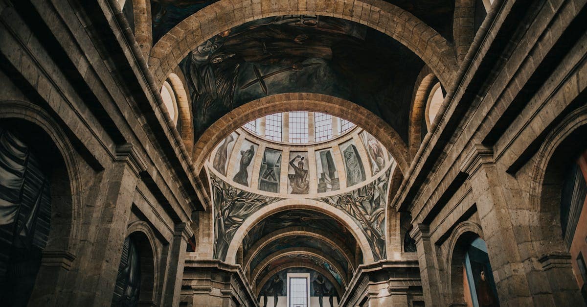 niederwinkelfotografie von braunem betongebaude